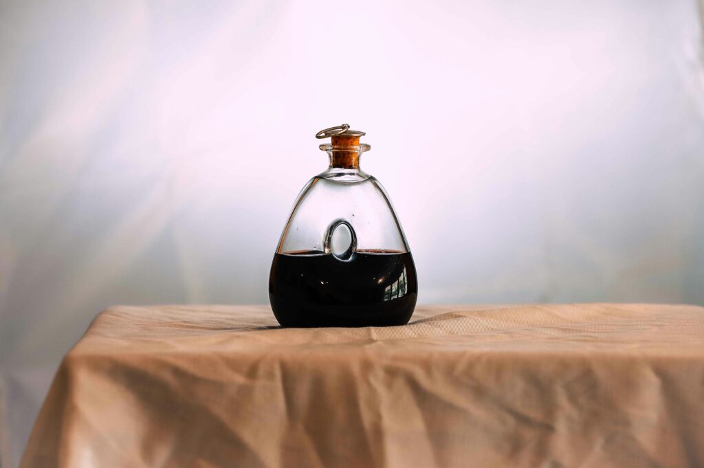 what does a wine decanter do