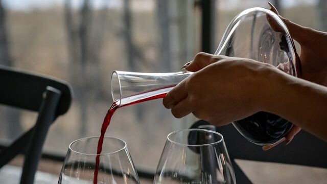 what does a wine decanter do