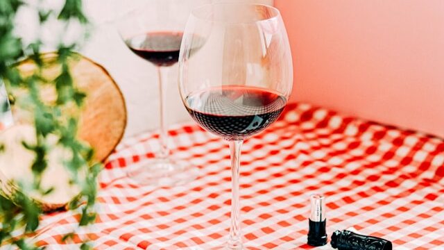 what does a wine aerator do